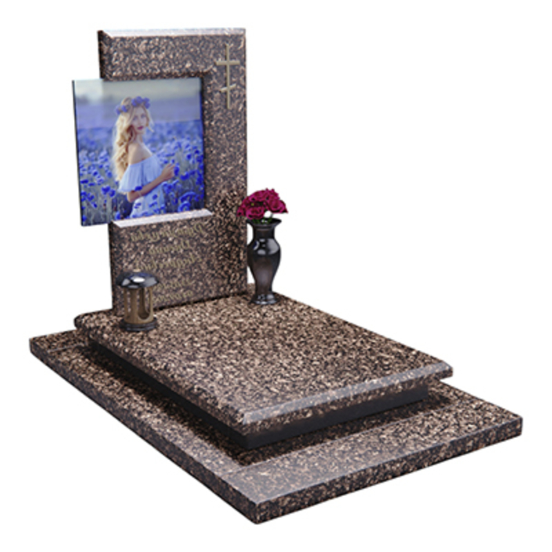 Мемориальный комплекс со стеклянным портретом